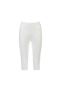 The Vassalli Atlas 3/4 Pant in white features a knee-length, fitted skinny leg and high waist. These seamless pull-on leggings have a smooth look without visible logos or embellishments, shown against a plain white background.