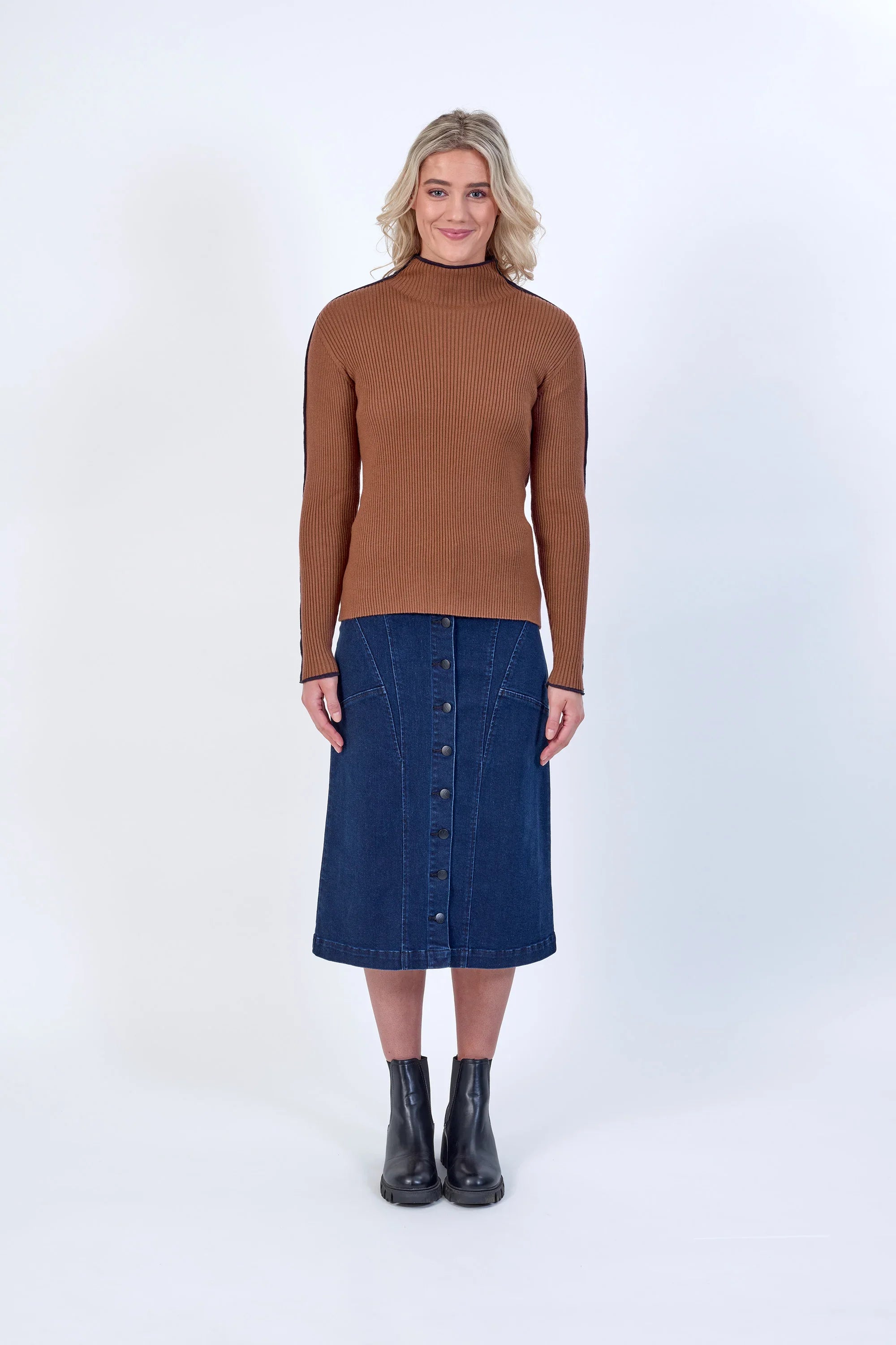 KNEWE Label women's K2019 Cube Sweater Tobacco in Ink - close-up fabric detail