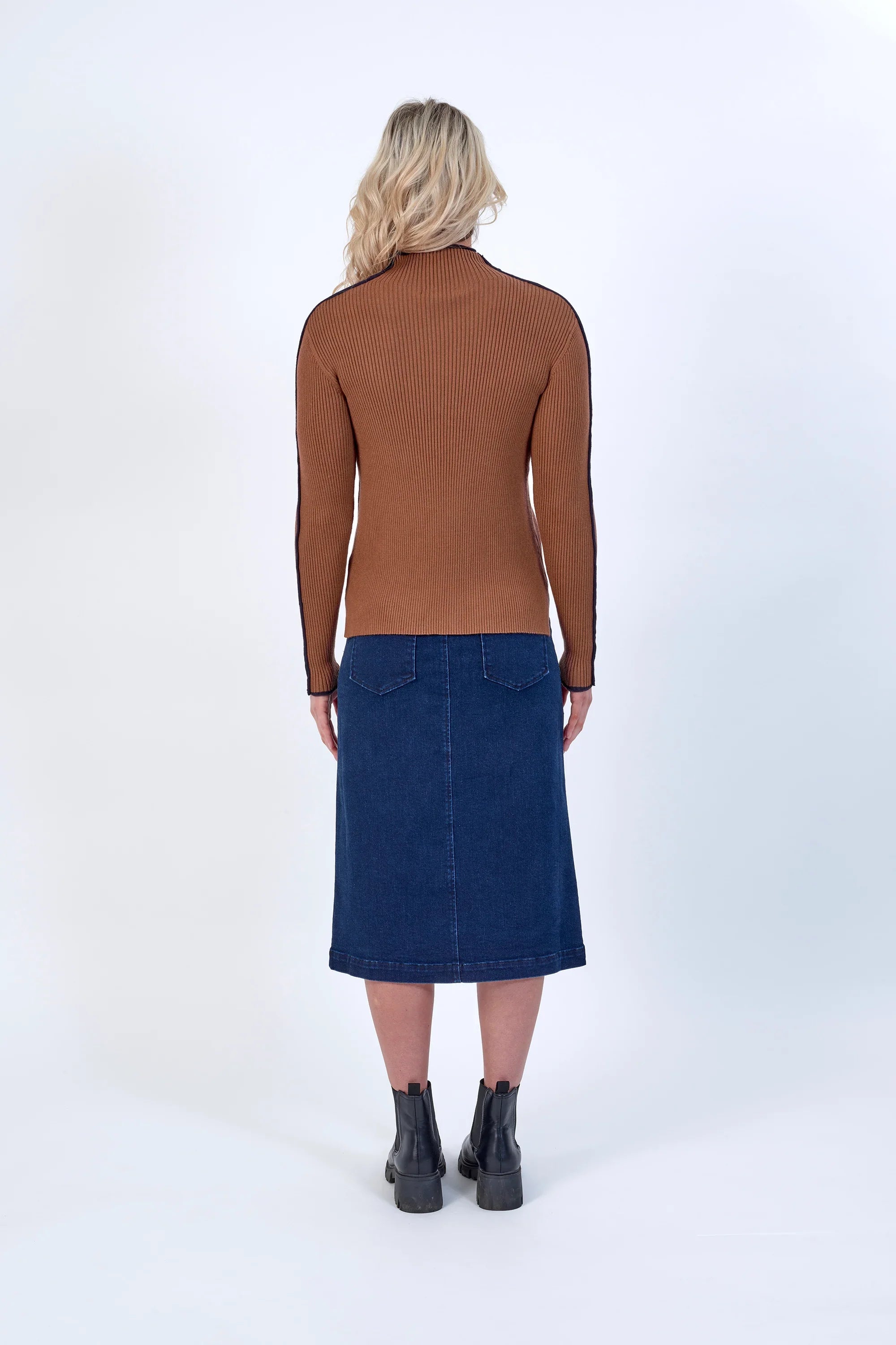 KNEWE Label women's K2019 Cube Sweater Tobacco in Ink - close-up fabric detail