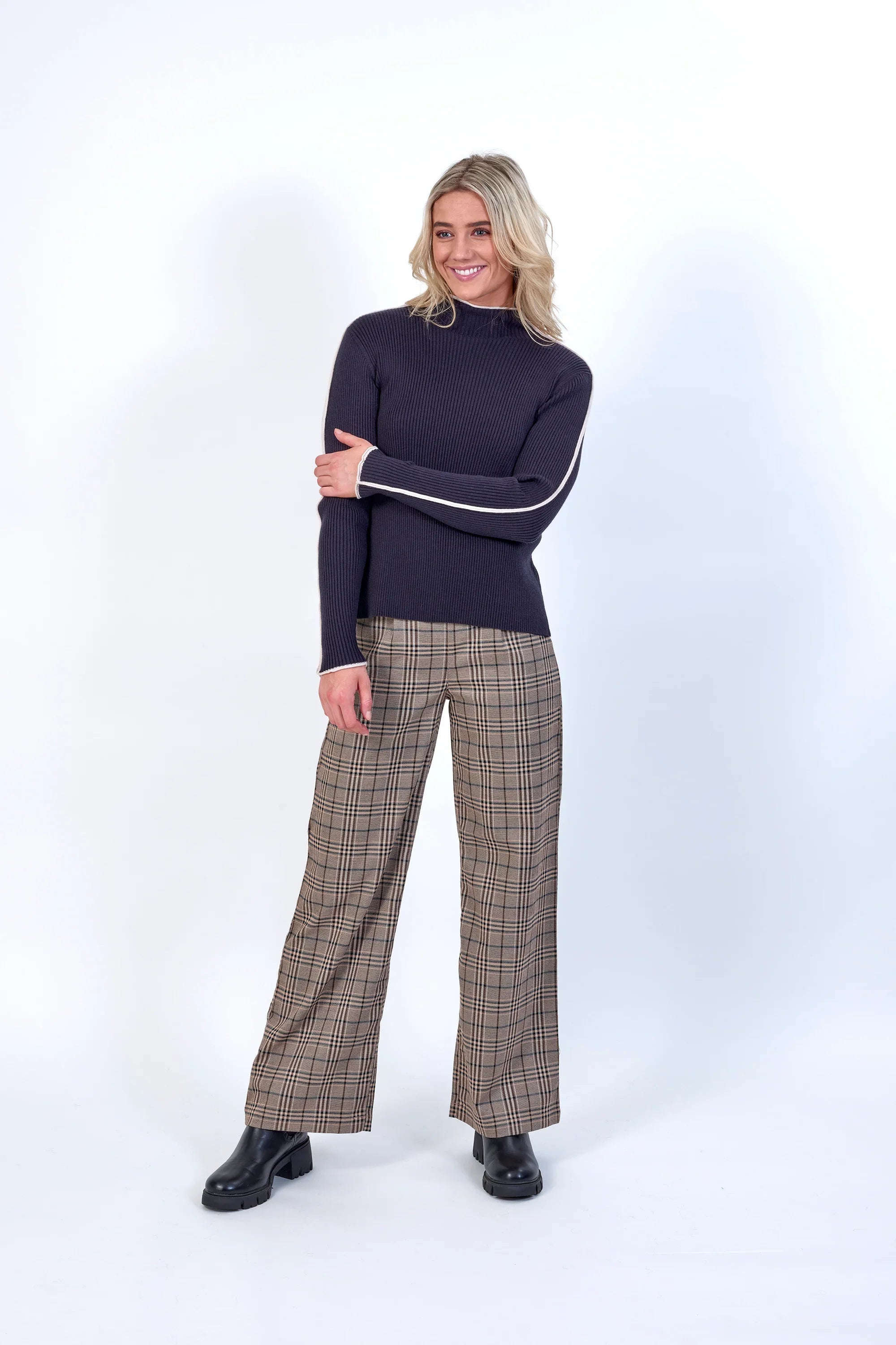 KNEWE Label women's K7073 Como Wide Pant Twig in Check - close-up fabric detail
