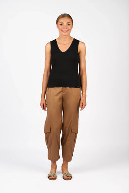 KNEWE Label women's K3060 Vista Tank in Black - close-up fabric detail