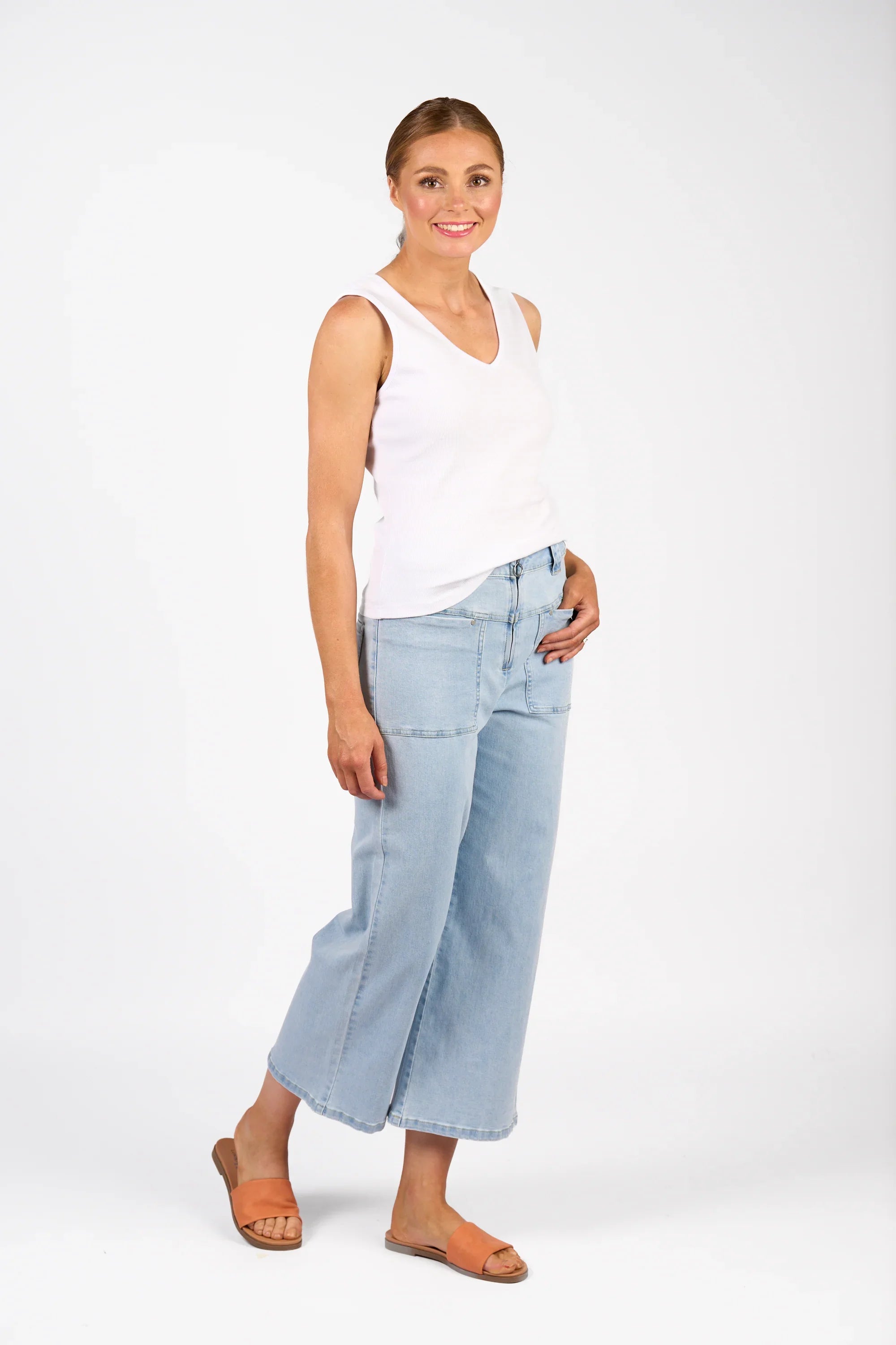 KNEWE Label women's K3060 Vista Tank in White - close-up fabric detail