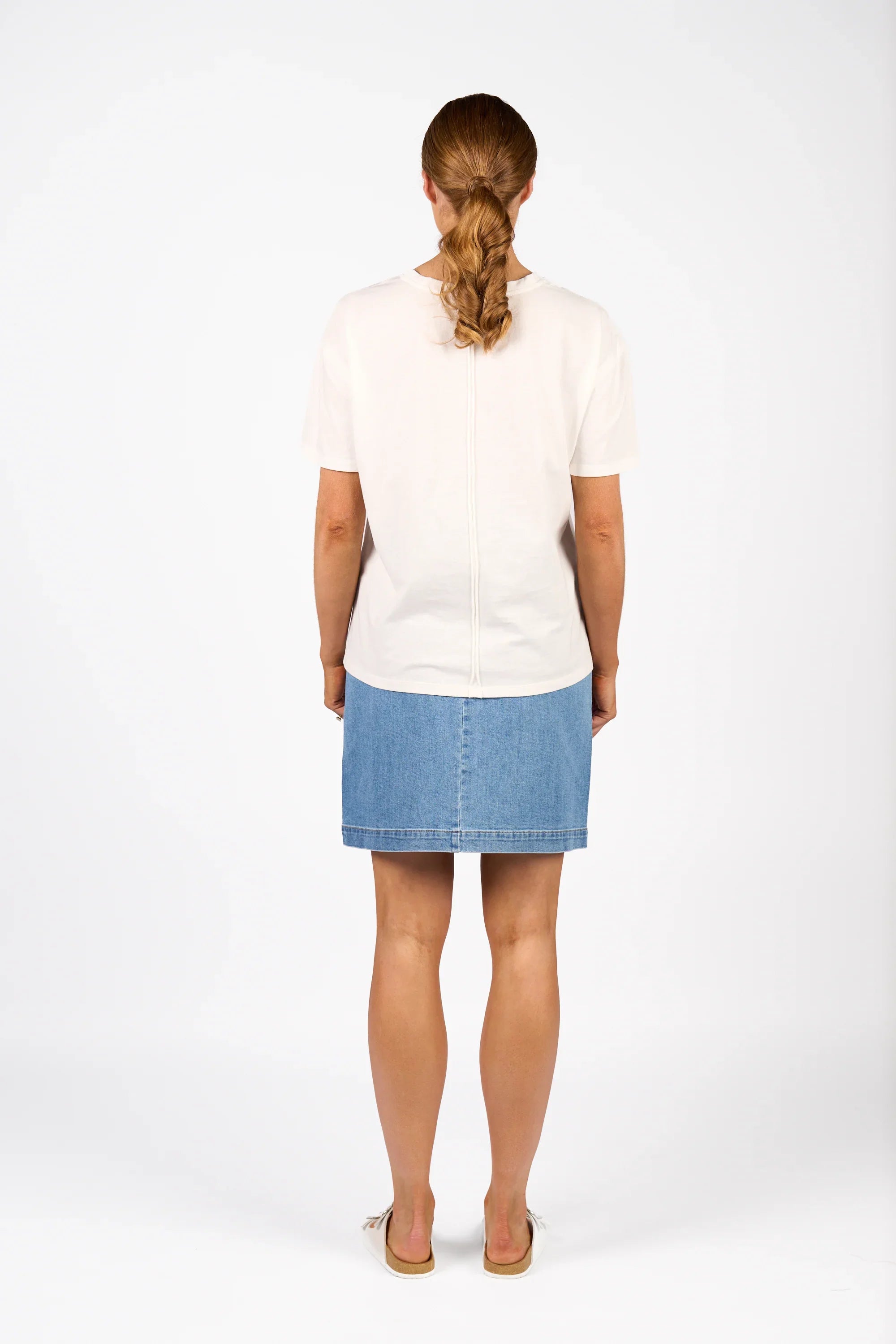 KNEWE Label women's K3063 Ultra Tee Off in White - close-up fabric detail