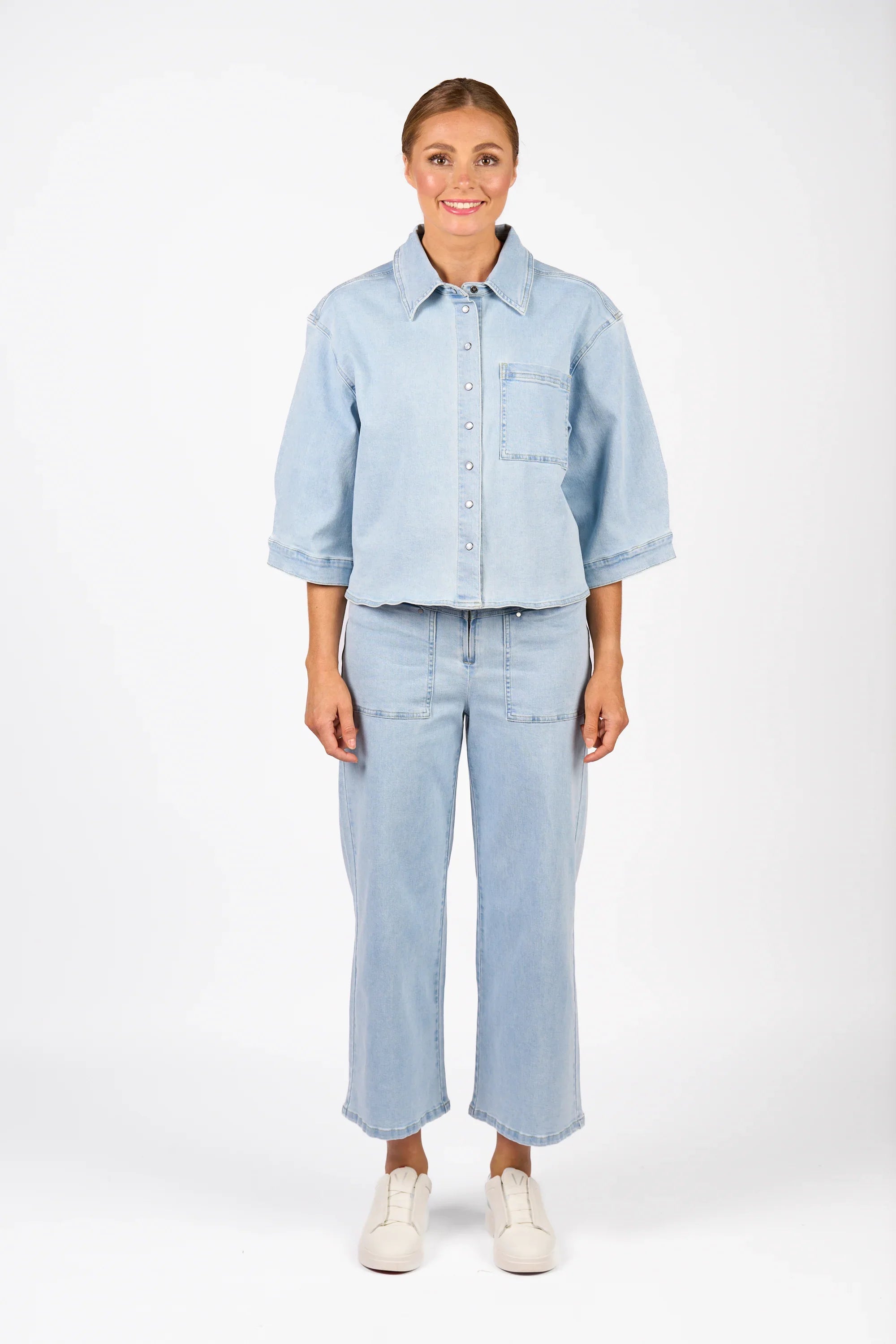KNEWE Label women's K6045 Coupe Shacket Light in Wash - close-up fabric detail