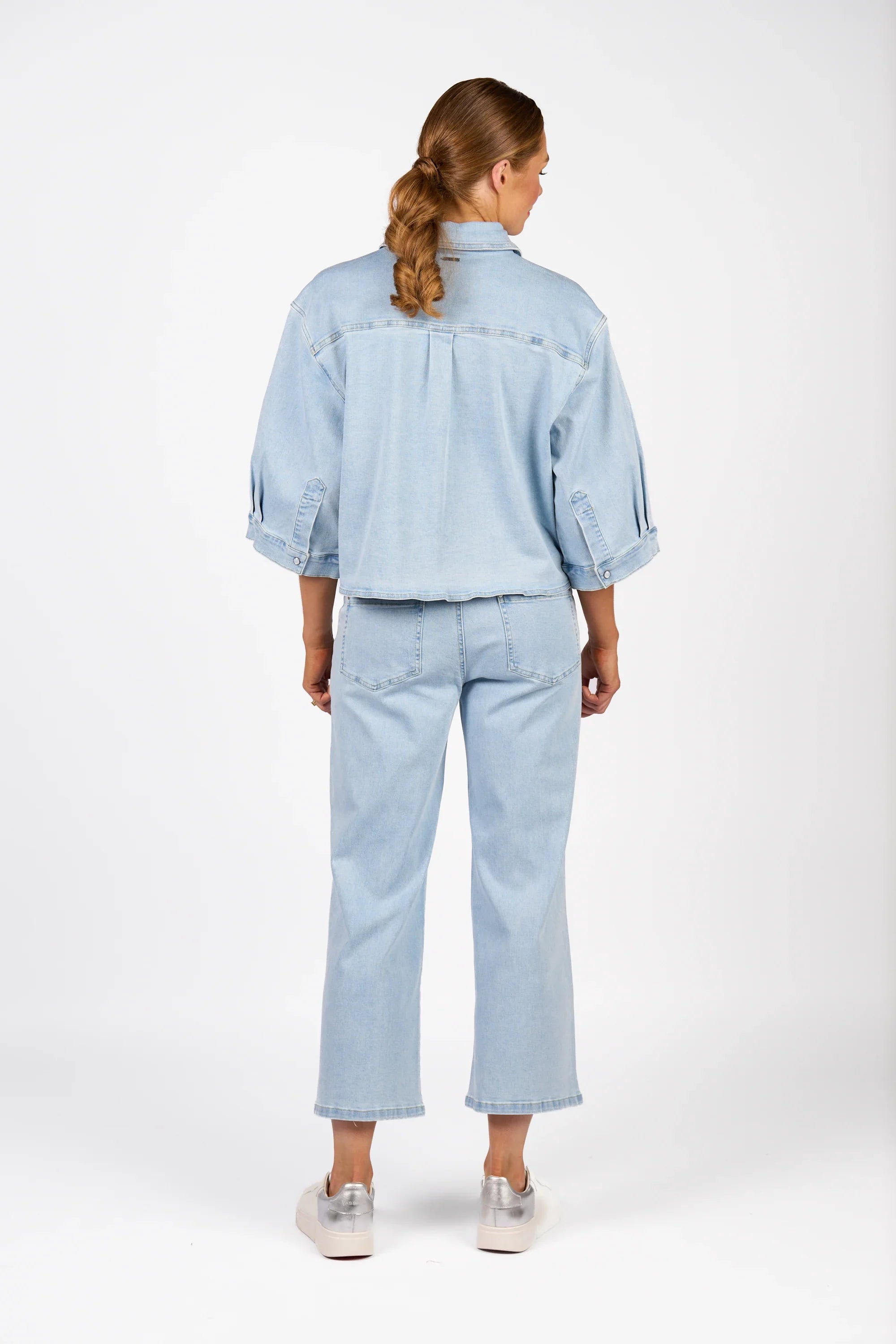 KNEWE Label women's K6045 Coupe Shacket Light in Wash - close-up fabric detail