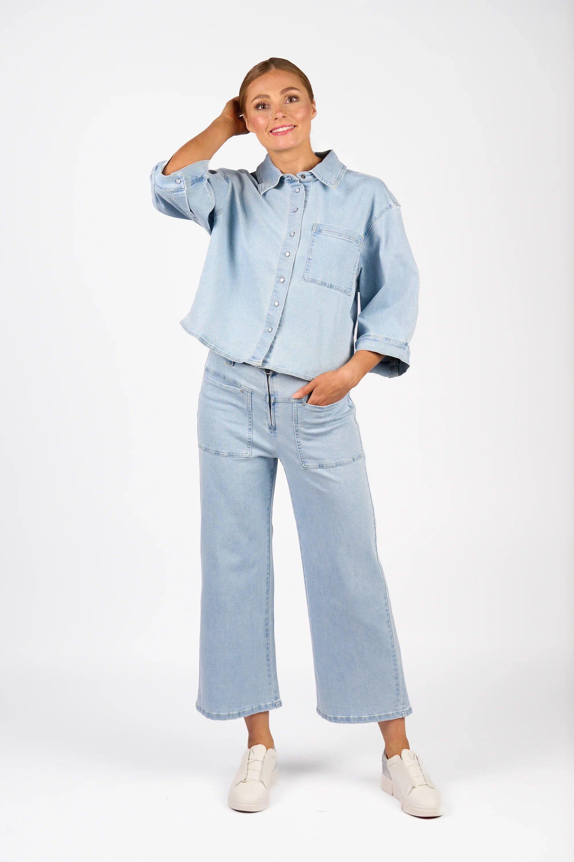 KNEWE Label women's K6045 Coupe Shacket Light in Wash - close-up fabric detail