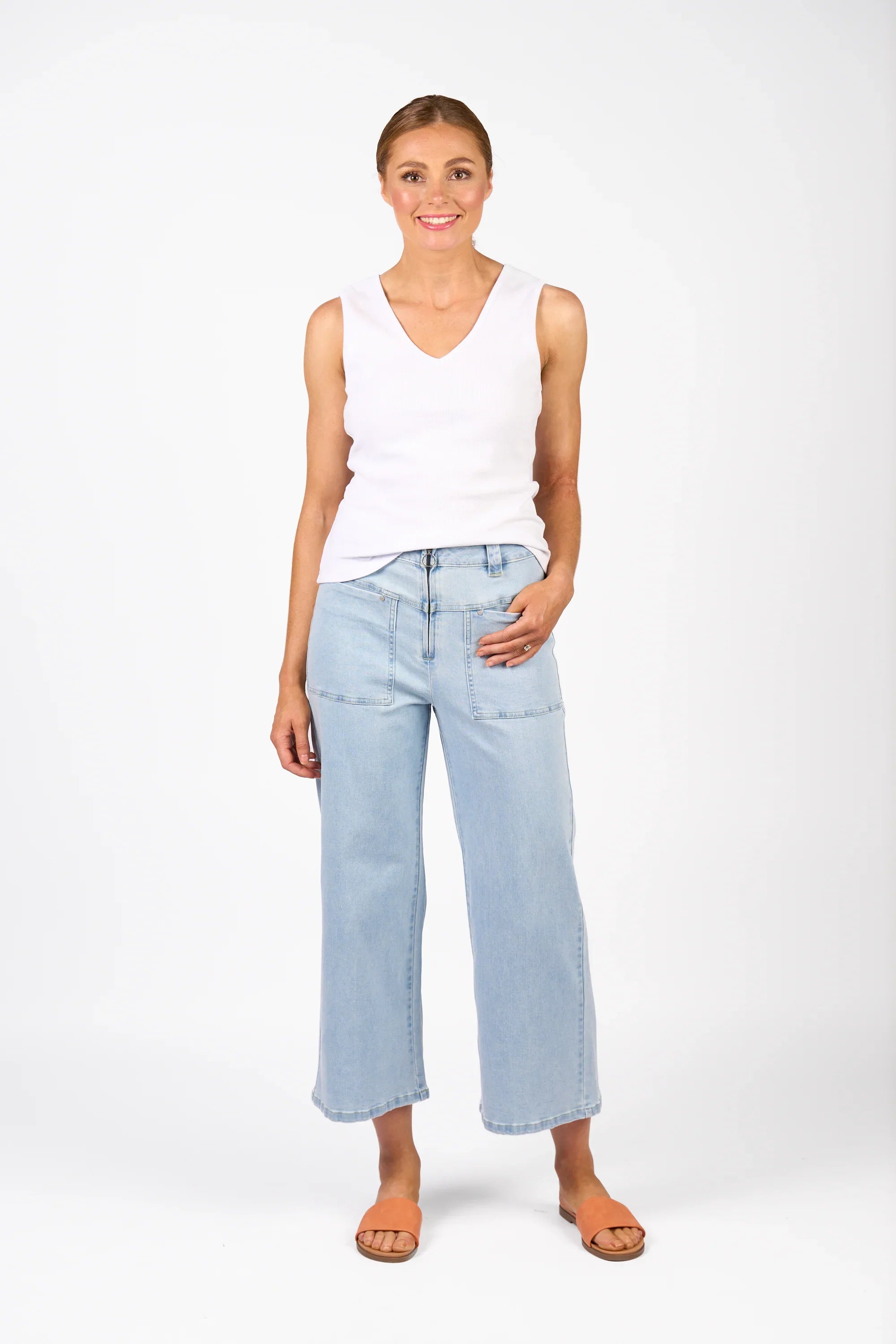 KNEWE Label women's K7105 Spin Jean Light in Wash - close-up fabric detail