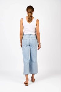 KNEWE Label women's K7105 Spin Jean Light in Wash - close-up fabric detail