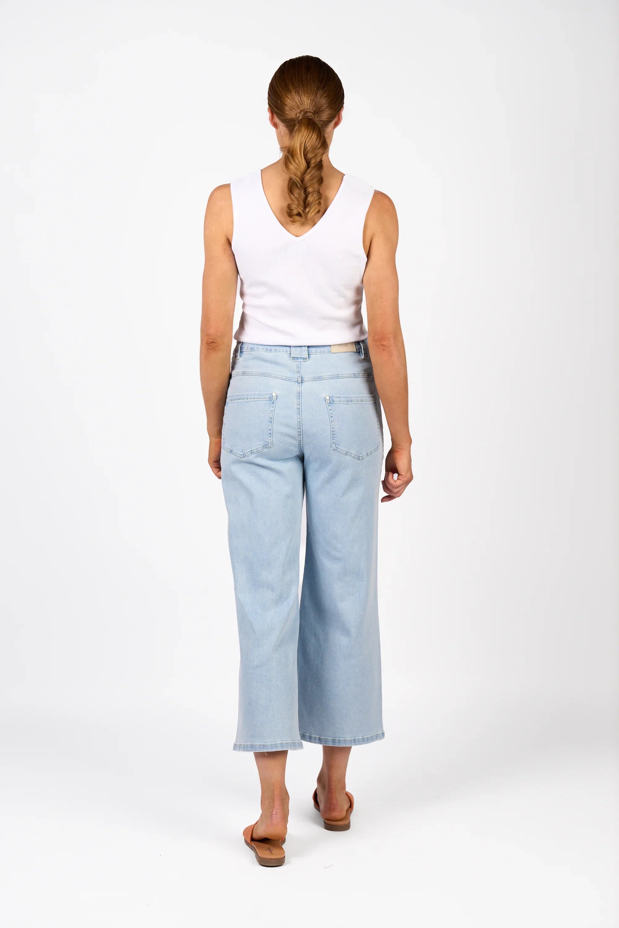 KNEWE Label women's K7105 Spin Jean Light in Wash - close-up fabric detail